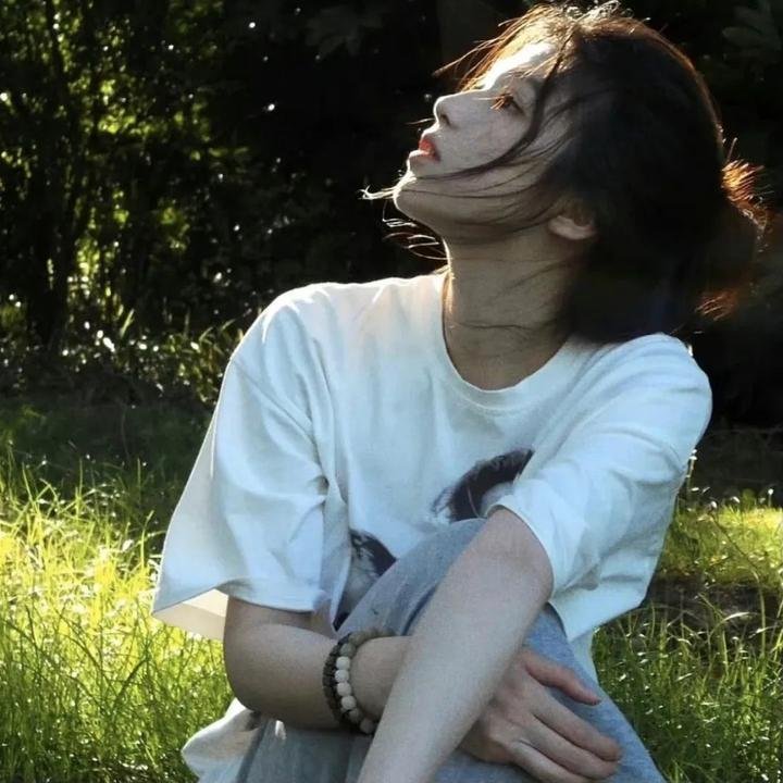 白云飘飘的年代海报